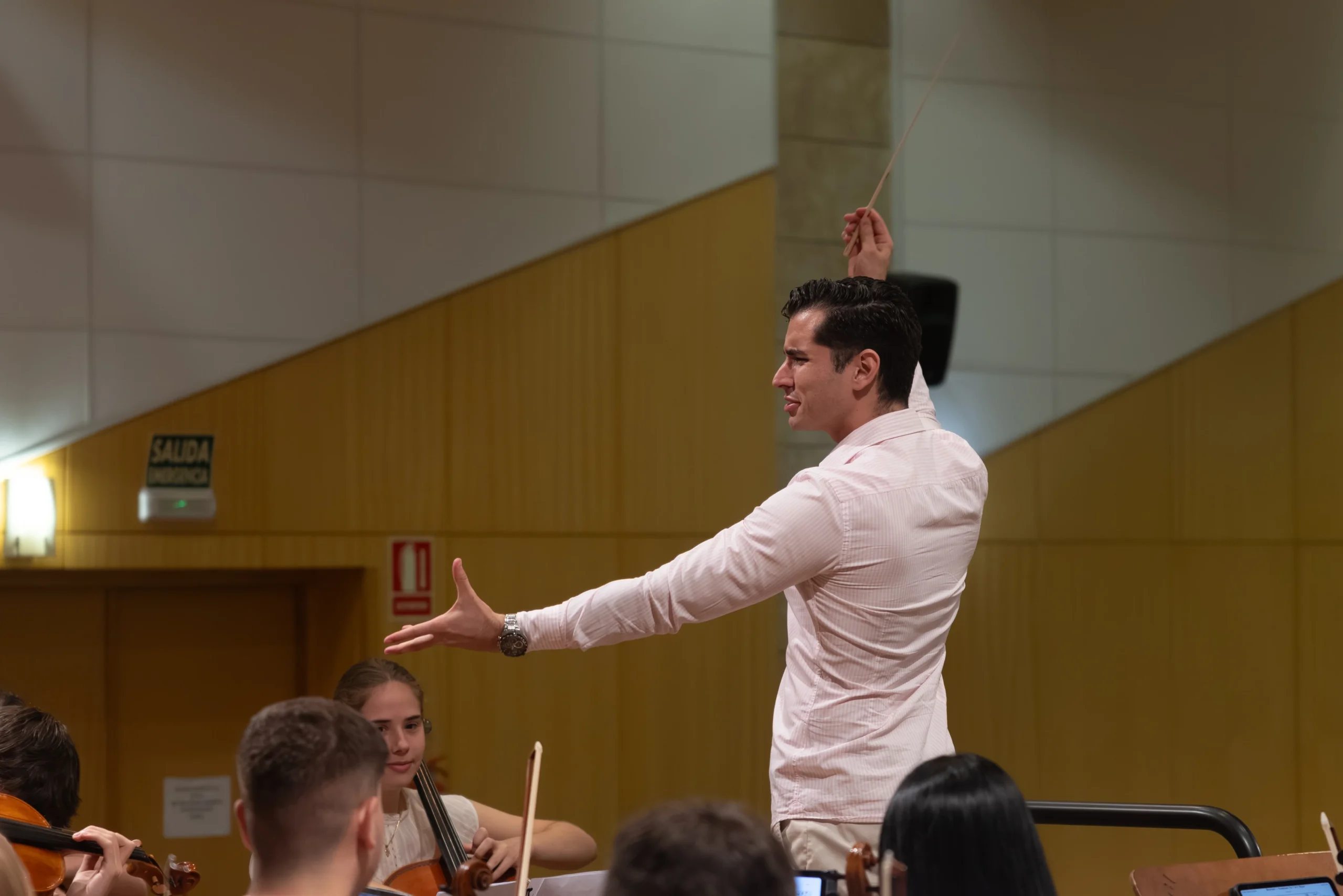 Ánxelo Maia durante un ensayo musical