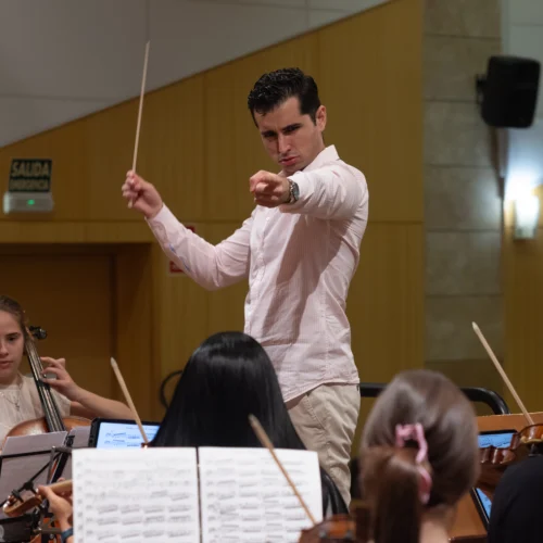 Ánxelo Maia dirigiendo durante un ensayo