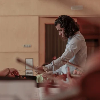 Ánxelo Maia en un ensayo con la orquesta