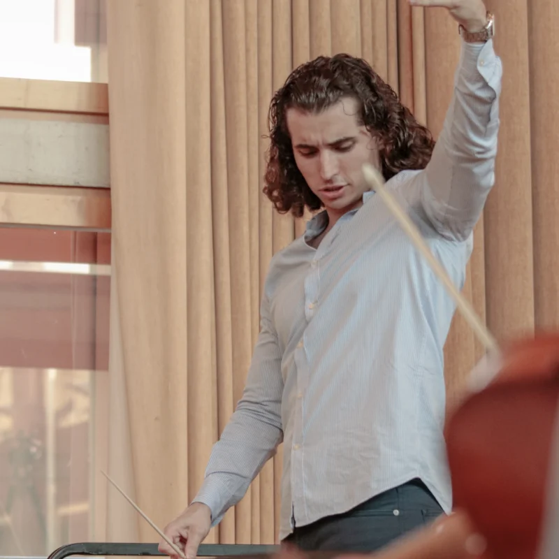 Ánxelo Maia durante un ensayo musical
