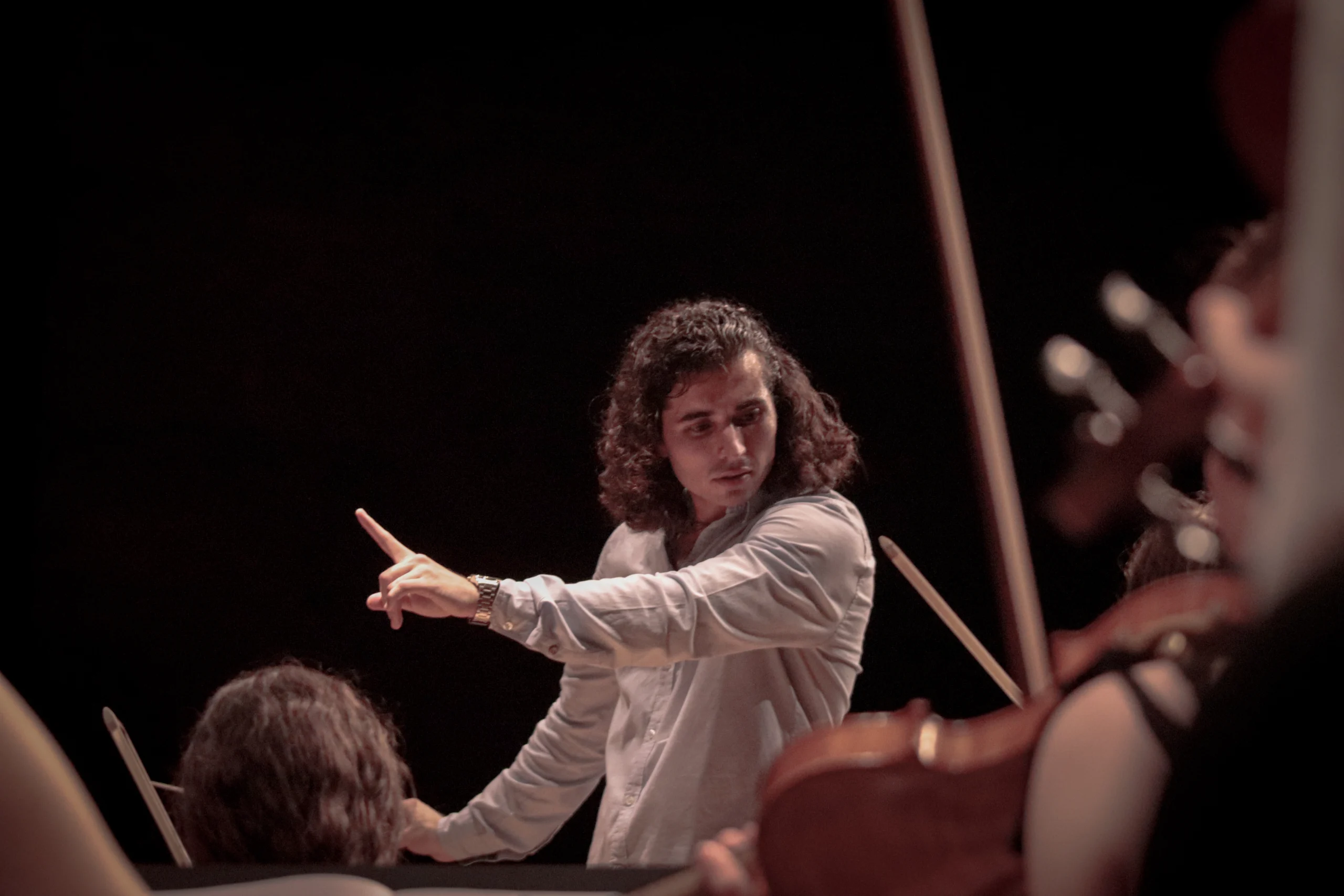 Ánxelo Maia en un ensayo con la orquesta
