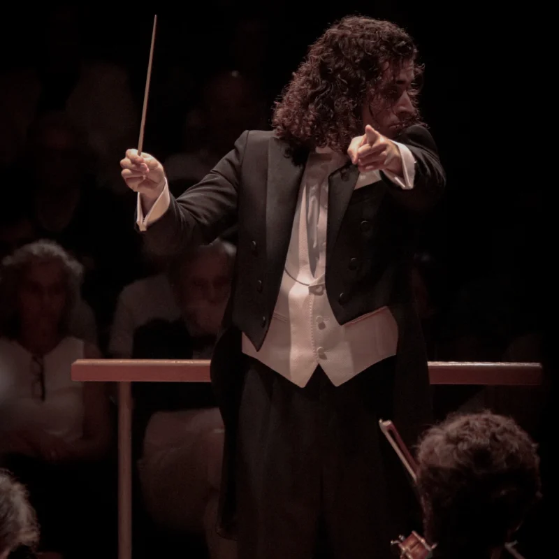 Ánxelo Maia dirigiendo una orquesta