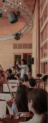 Ánxelo Maia junto a la orquesta